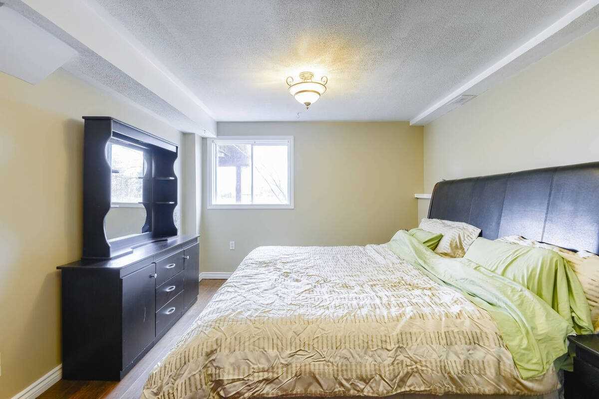 182 Howard Cres