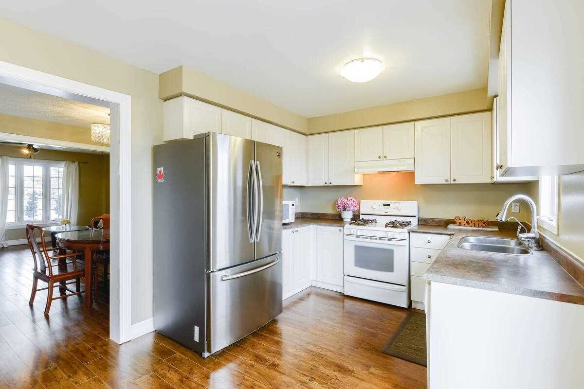 182 Howard Cres