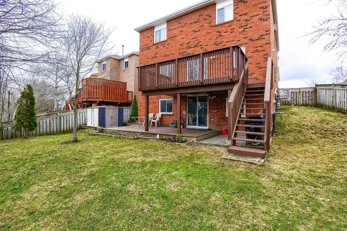 182 Howard Cres