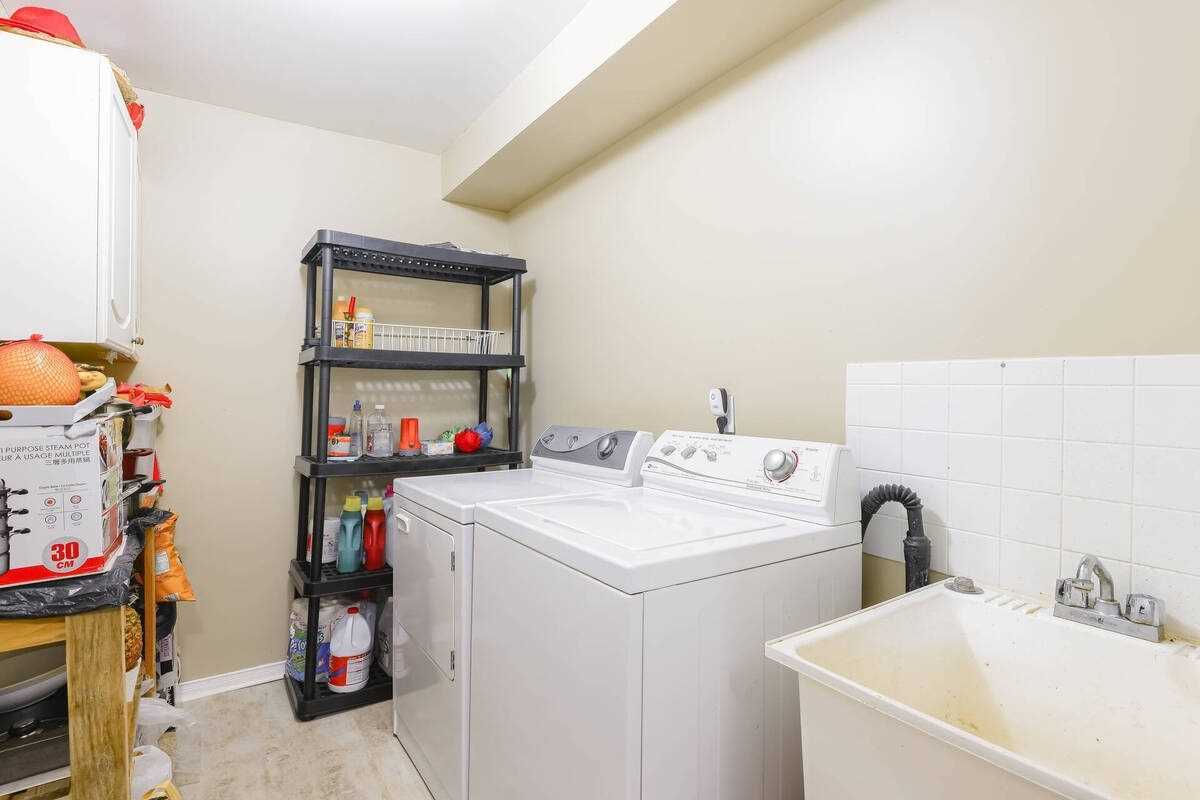 182 Howard Cres