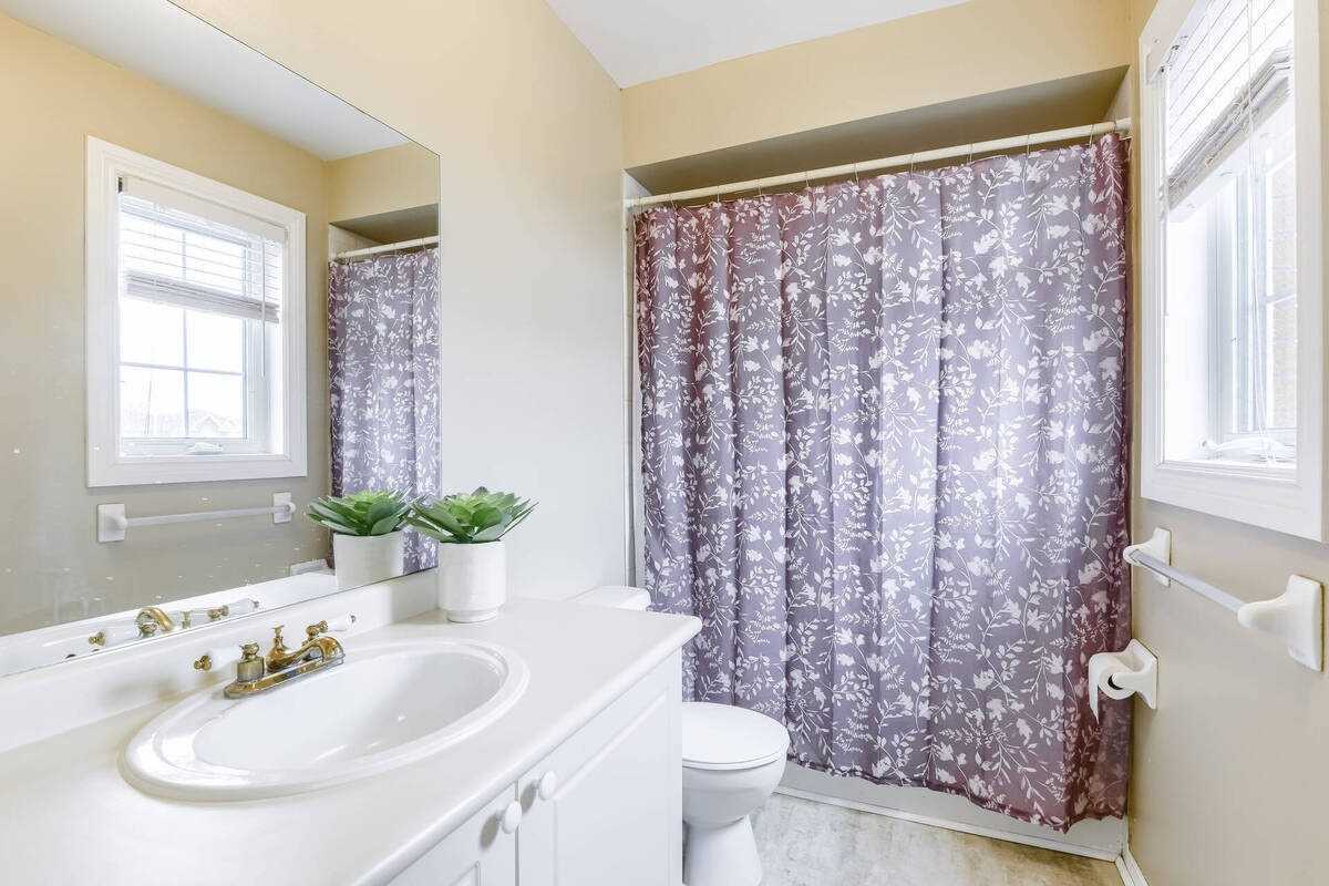 182 Howard Cres