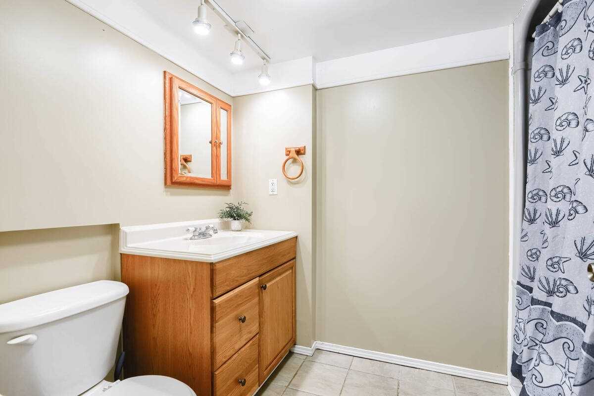 182 Howard Cres
