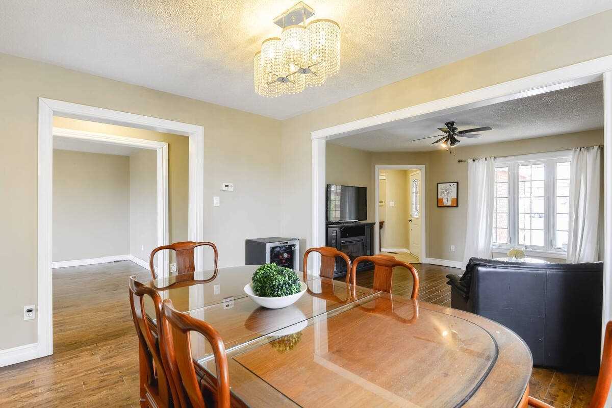 182 Howard Cres