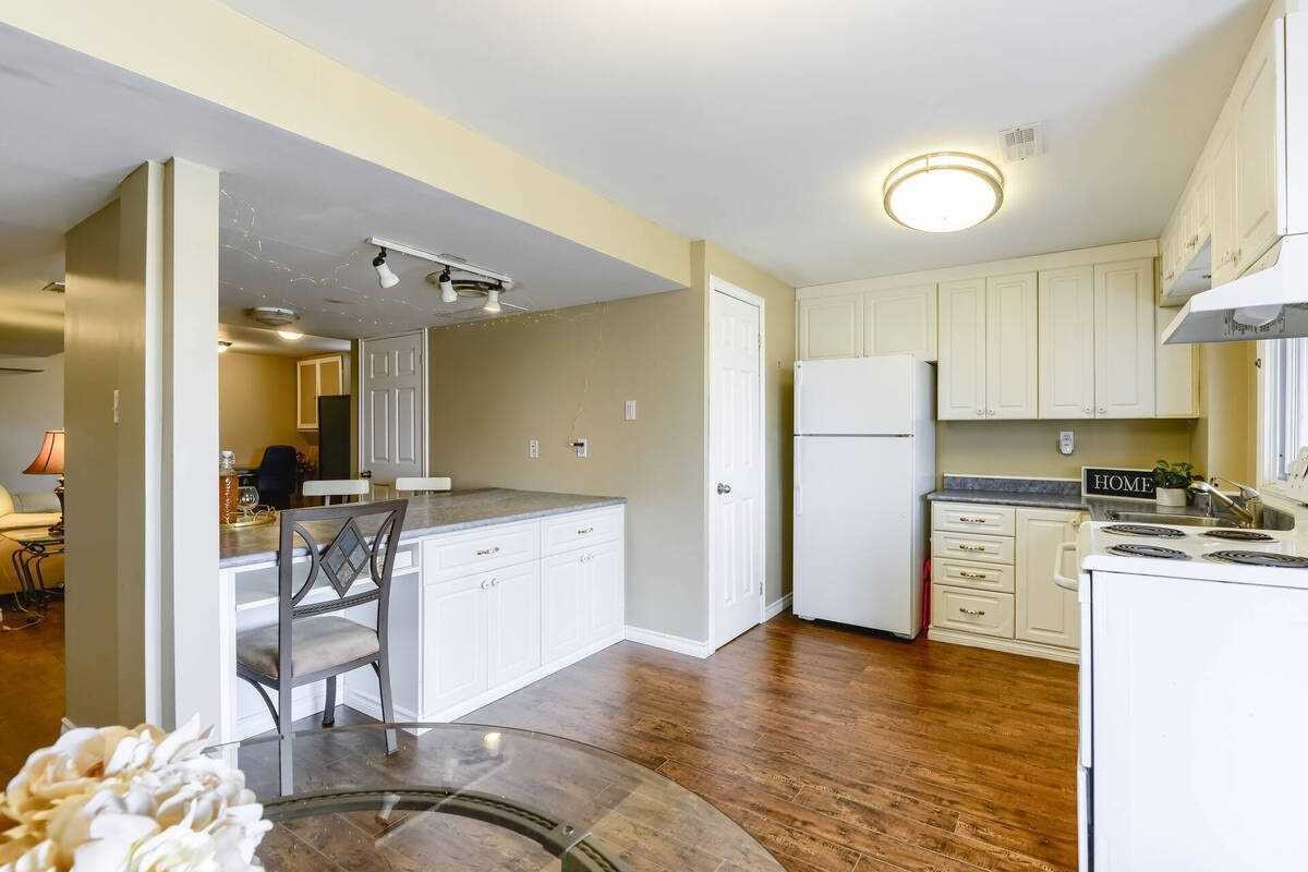 182 Howard Cres