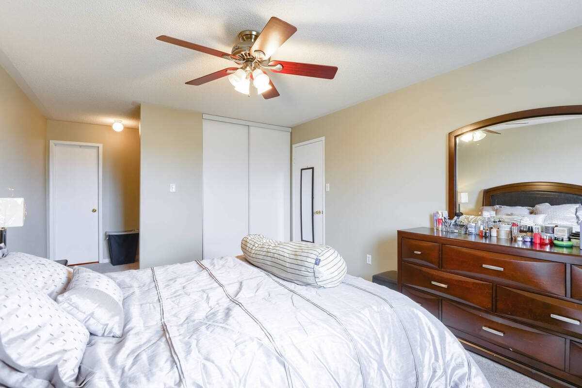 182 Howard Cres