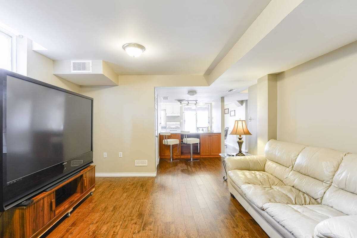 182 Howard Cres