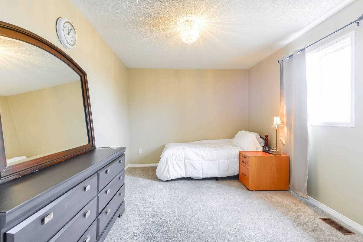 182 Howard Cres