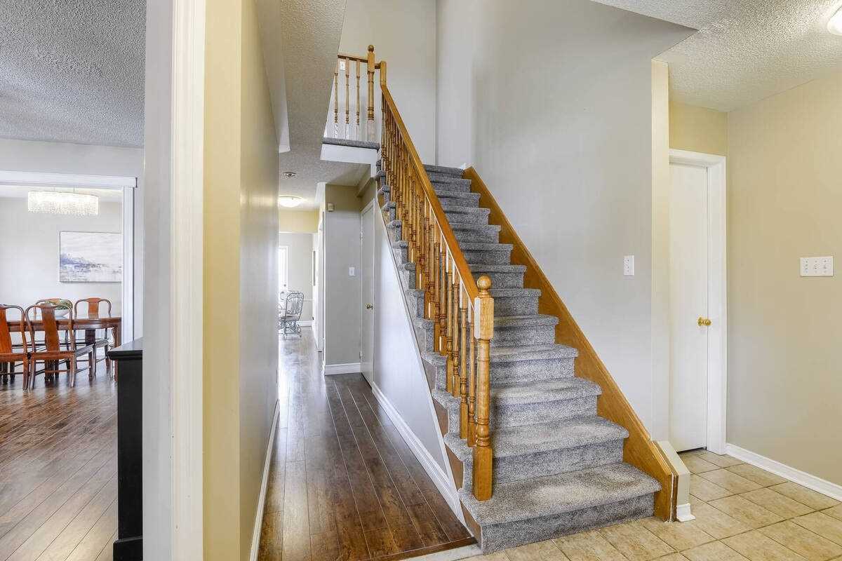 182 Howard Cres