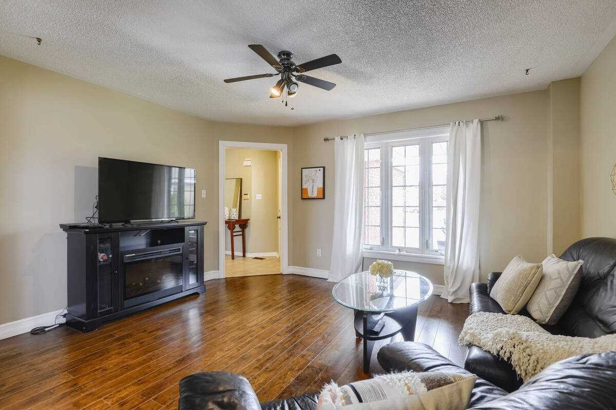 182 Howard Cres