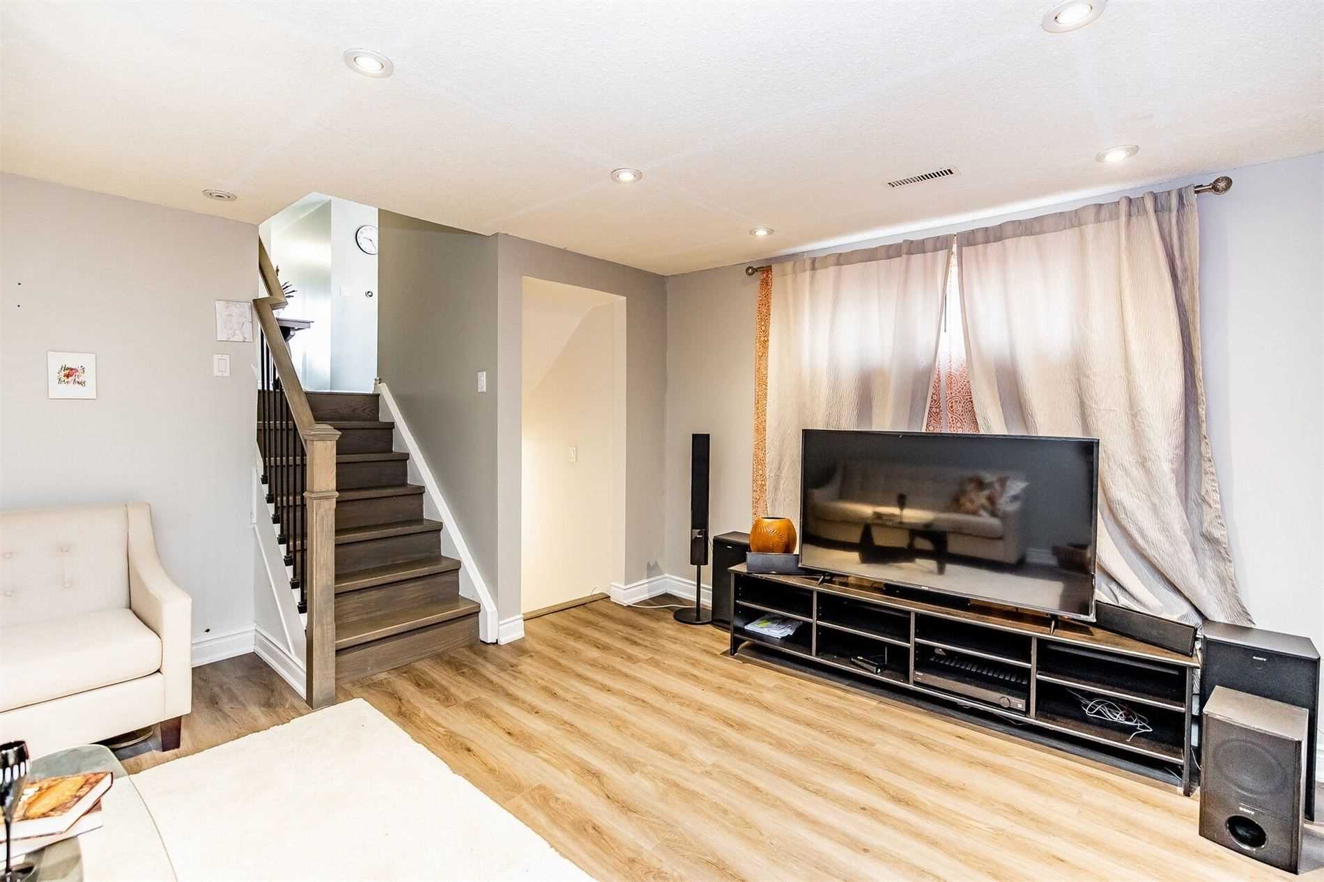 25 Hockley Path