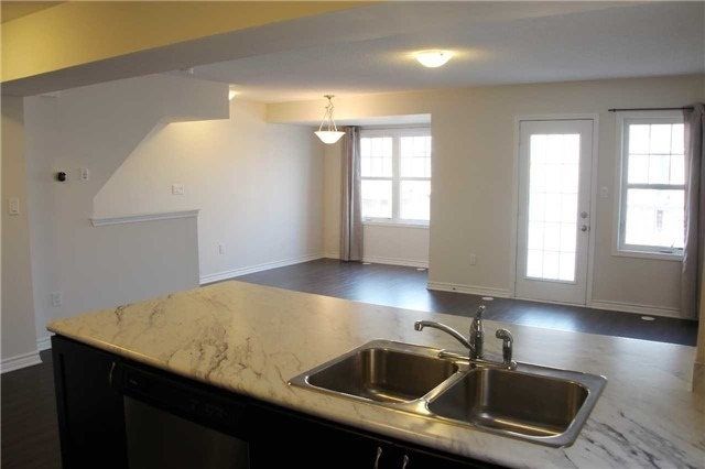 1541 Gainer Cres