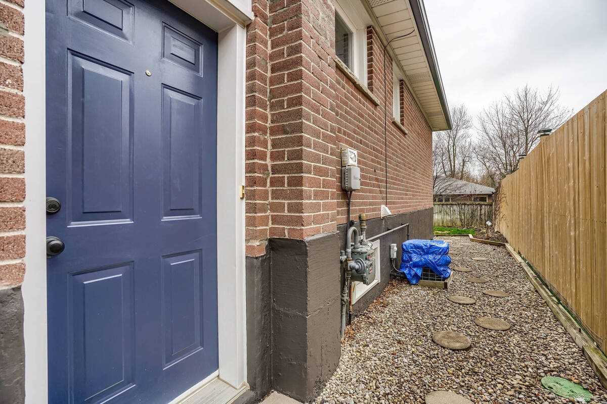 44 Baylor Cres