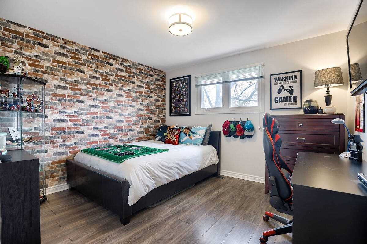 44 Baylor Cres