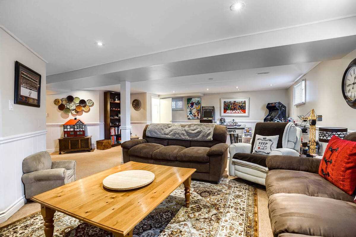 44 Baylor Cres