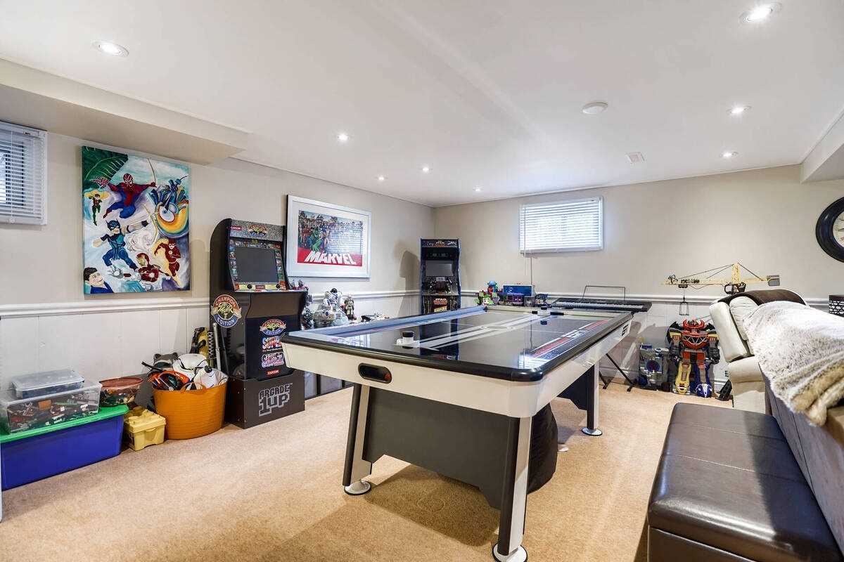 44 Baylor Cres
