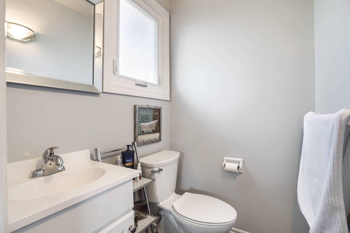 44 Baylor Cres