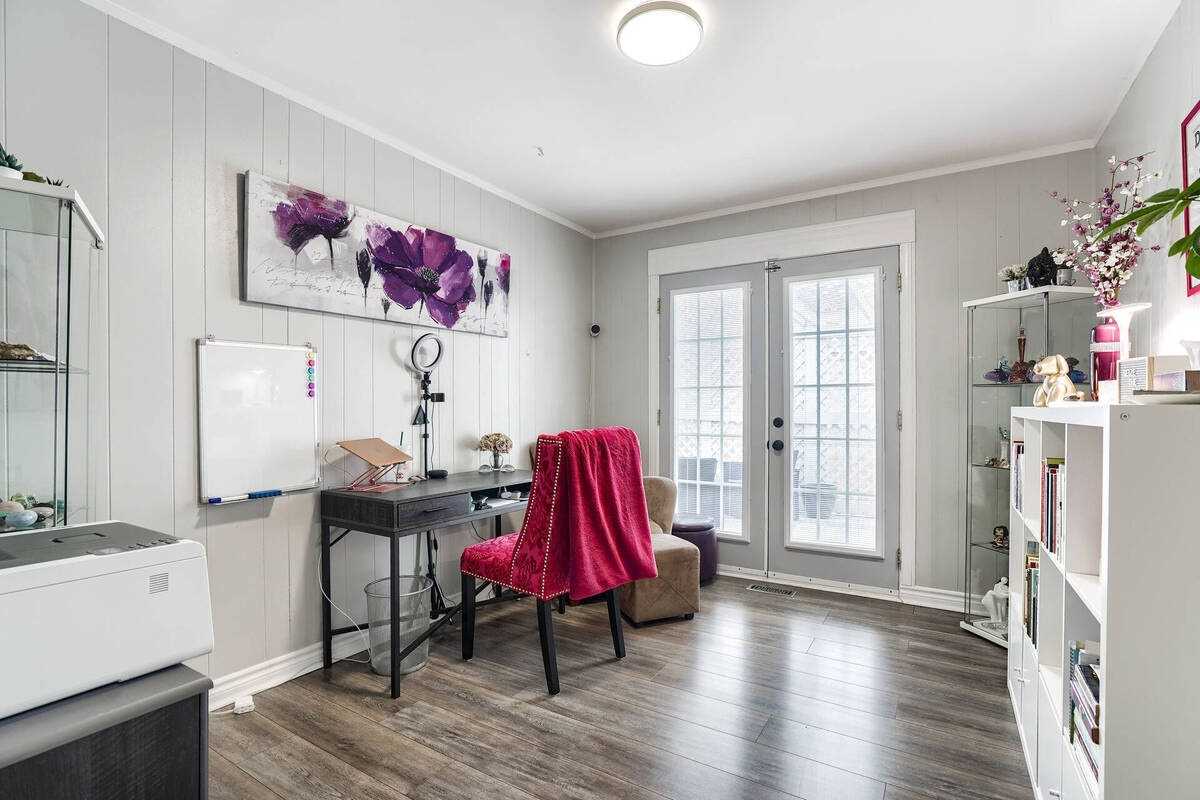 44 Baylor Cres