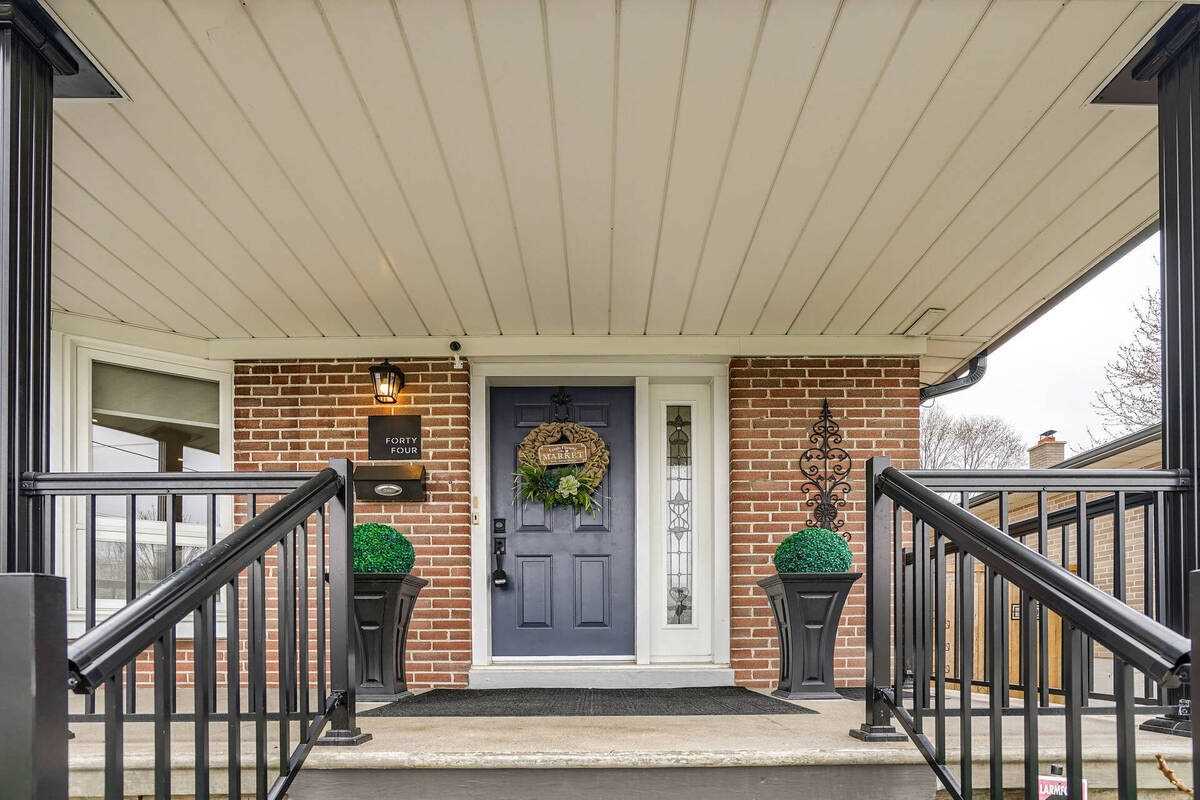 44 Baylor Cres