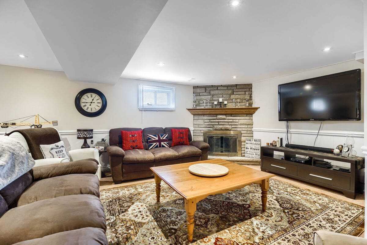 44 Baylor Cres