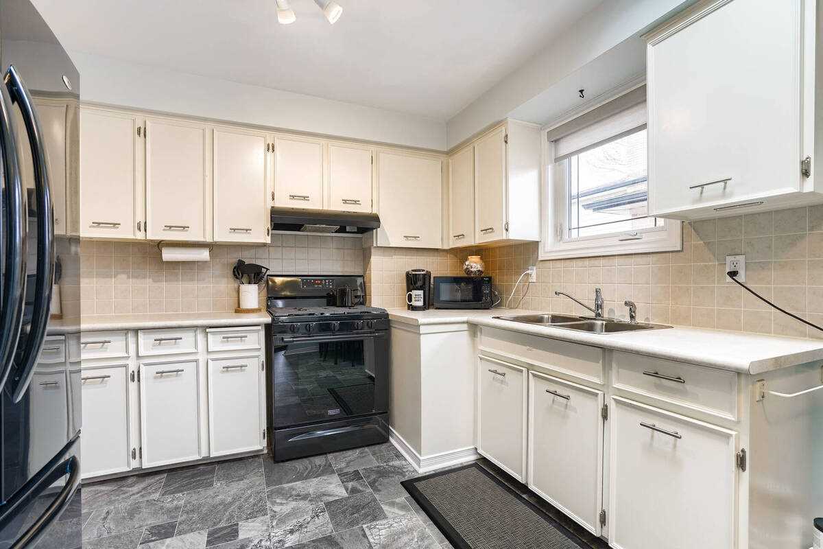 44 Baylor Cres