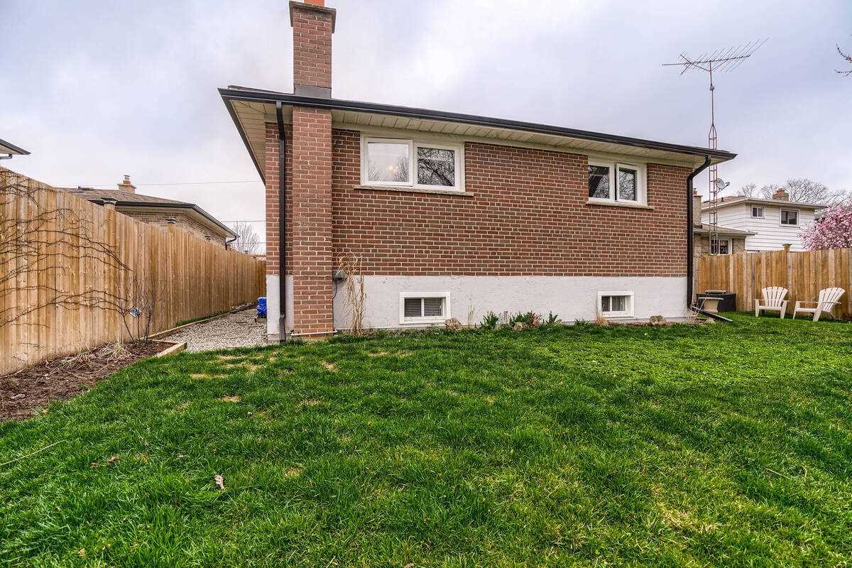 44 Baylor Cres
