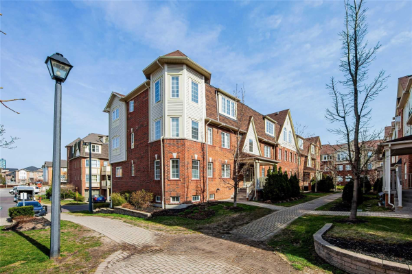 700 Neighbourhood Circ, Mississauga