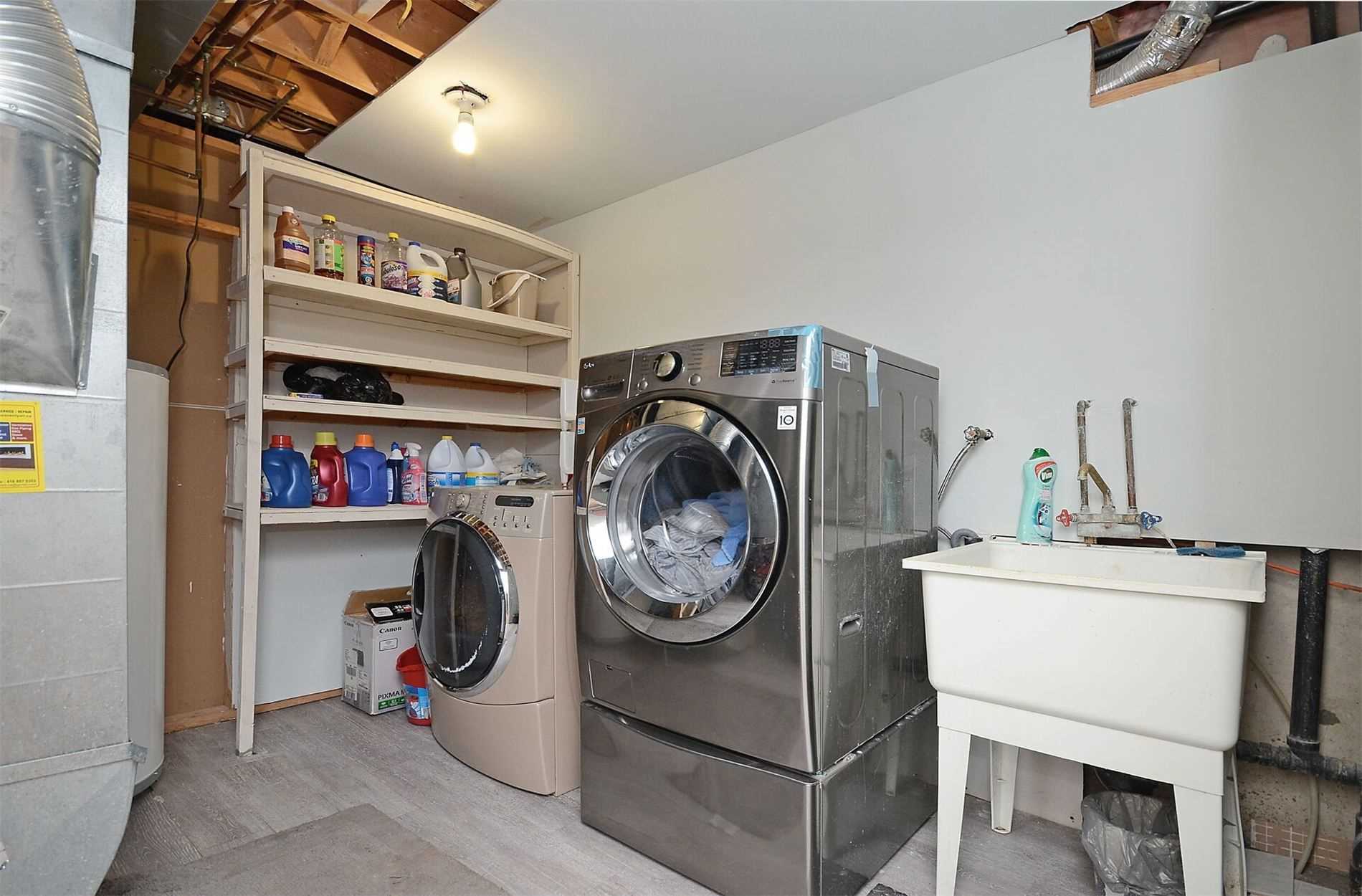 2577 Longridge Cres