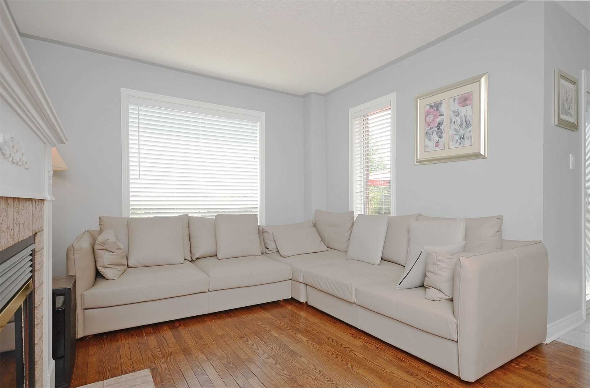 2577 Longridge Cres