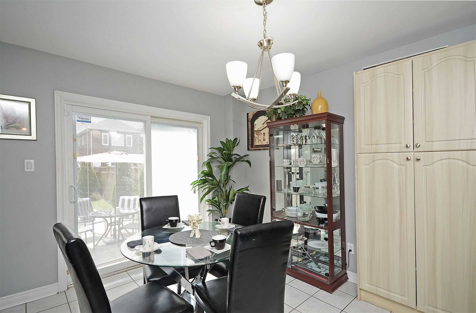 2577 Longridge Cres