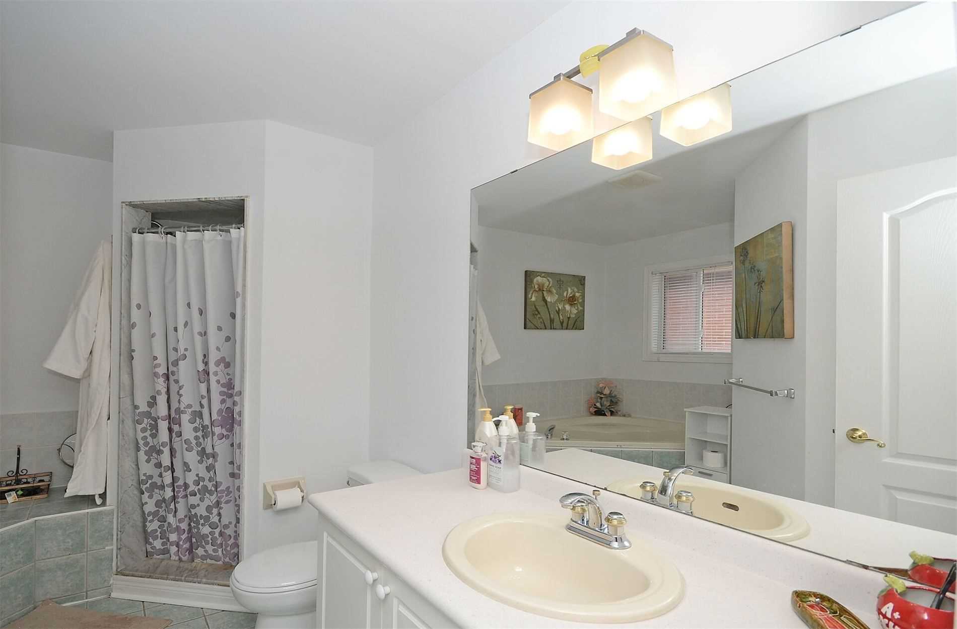 2577 Longridge Cres