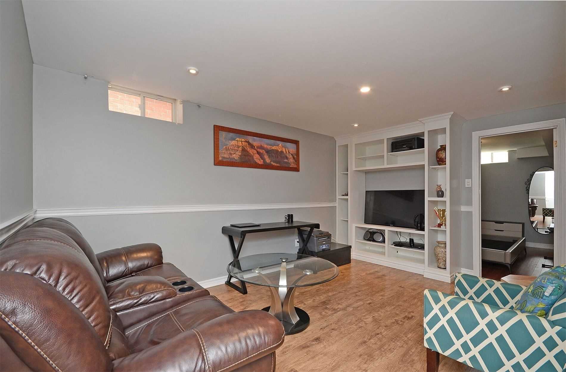 2577 Longridge Cres