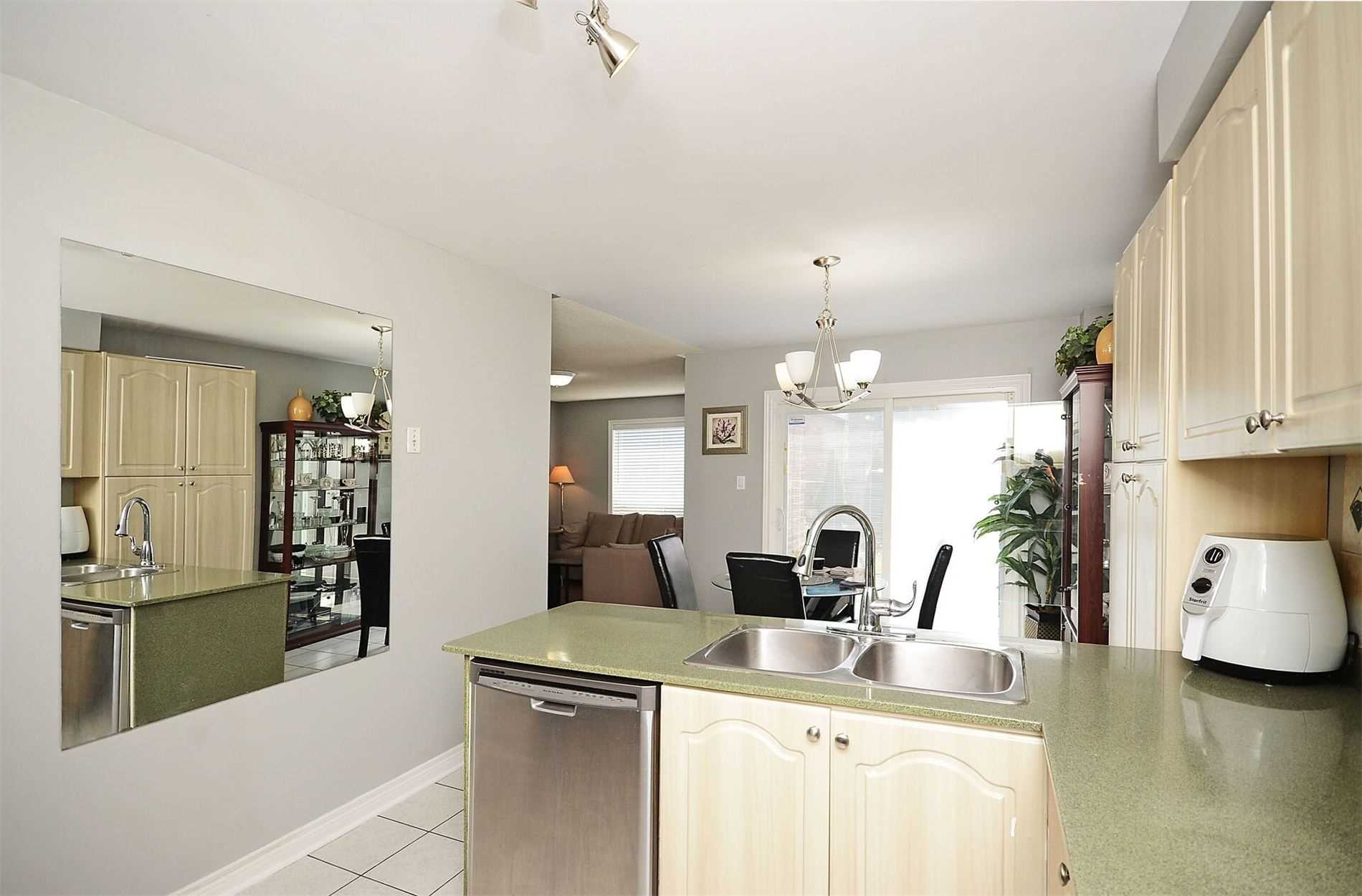 2577 Longridge Cres