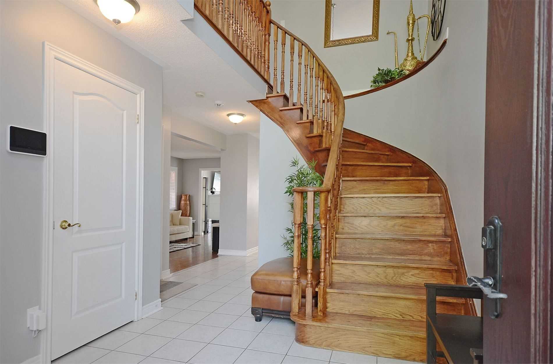 2577 Longridge Cres