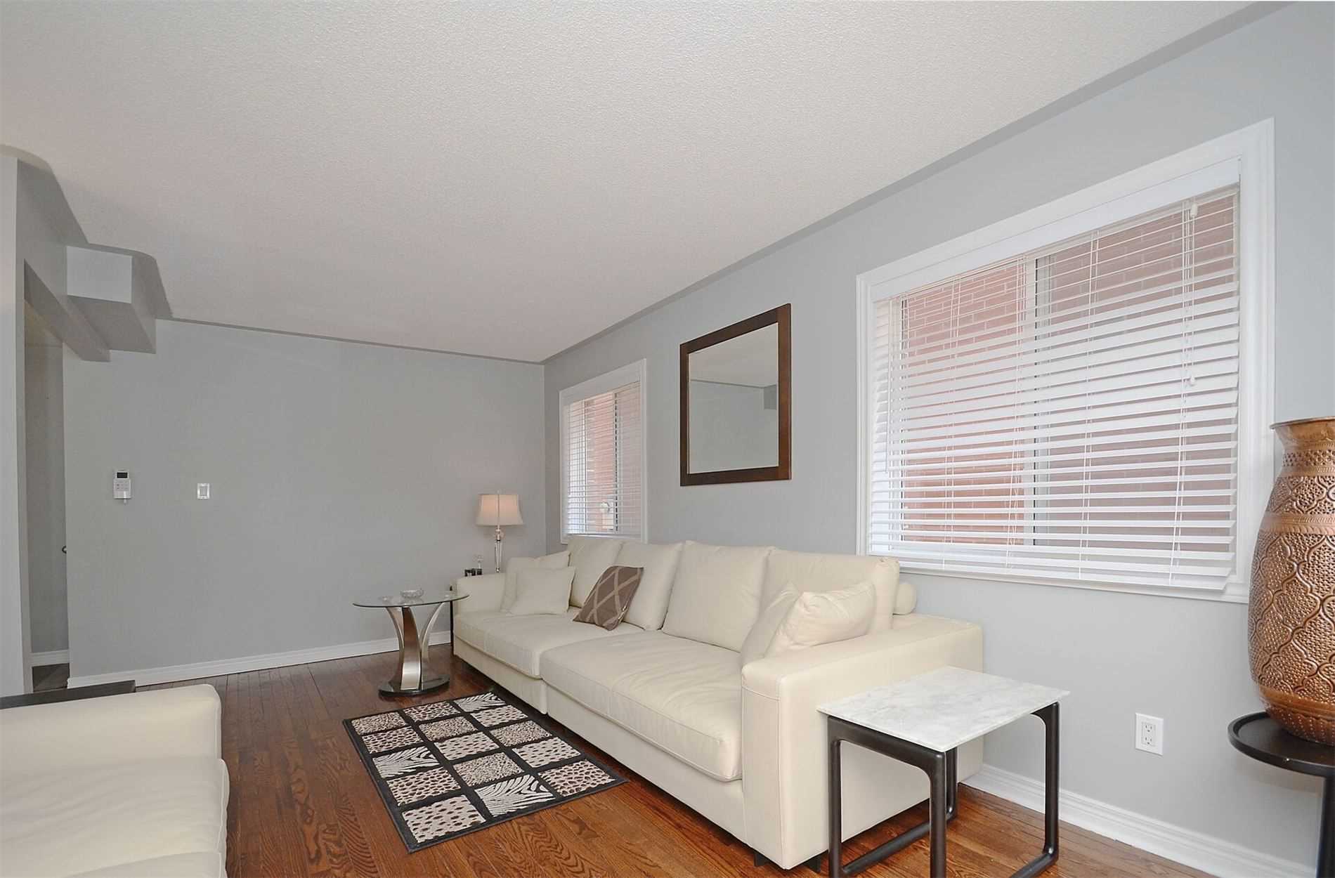 2577 Longridge Cres