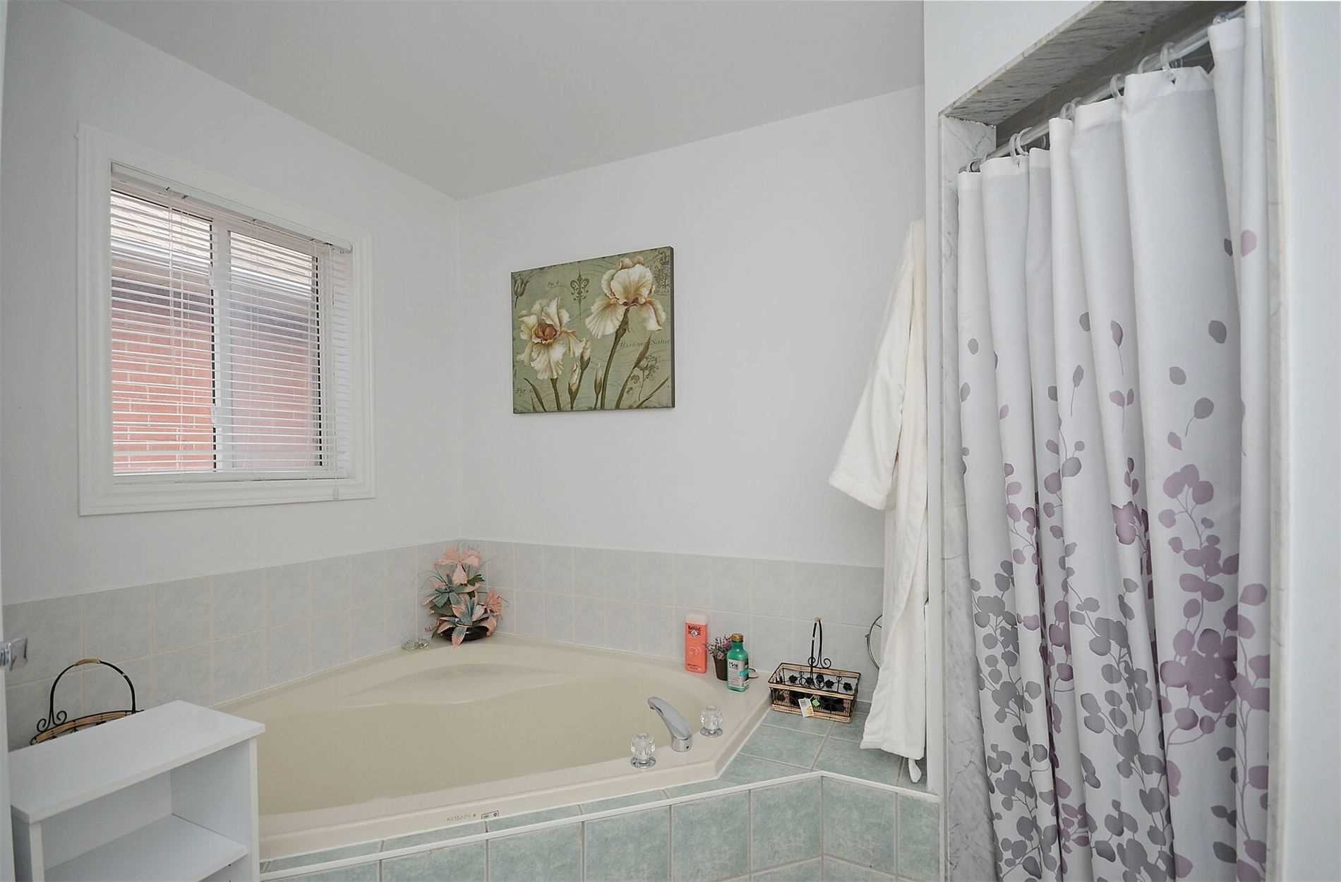 2577 Longridge Cres