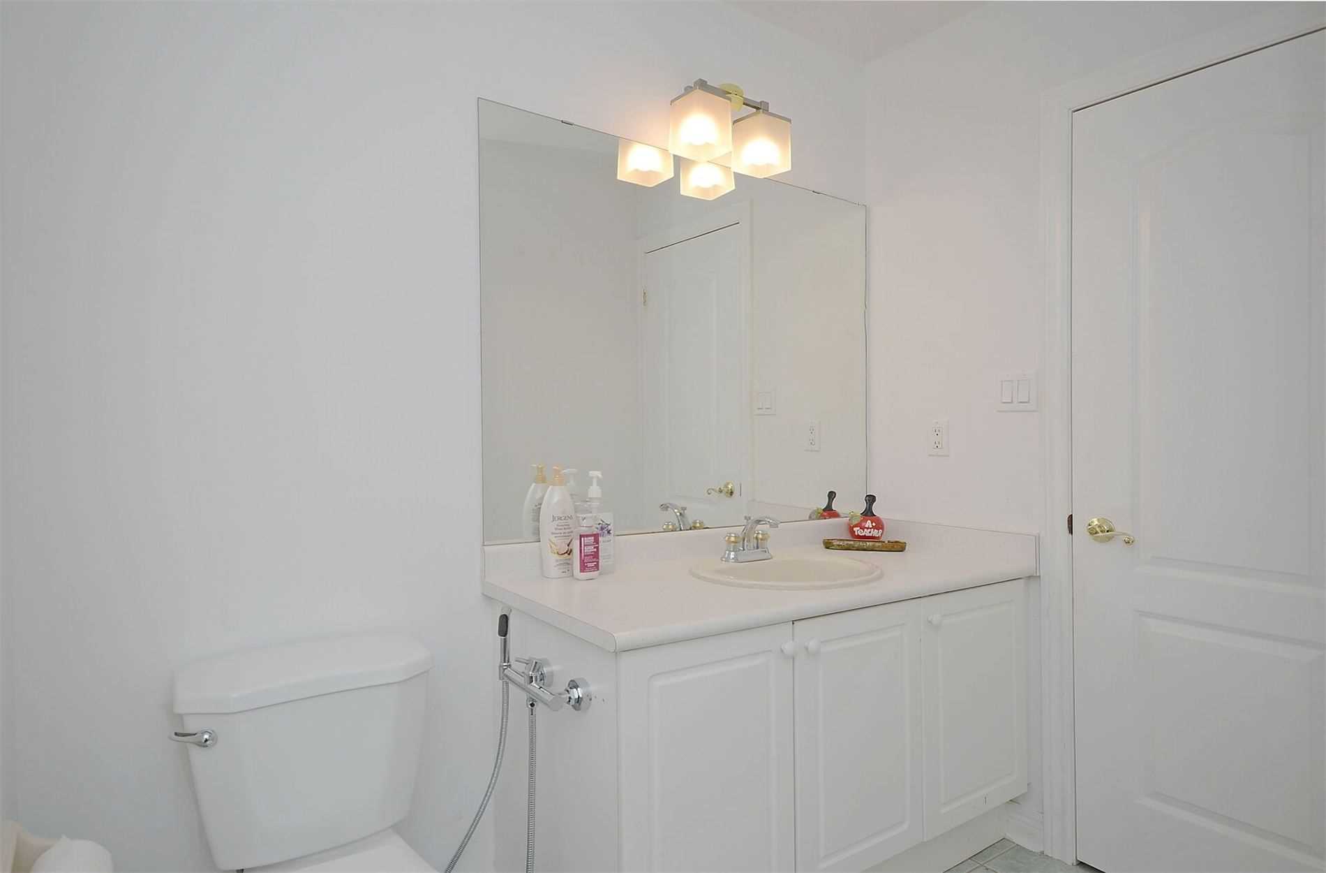 2577 Longridge Cres