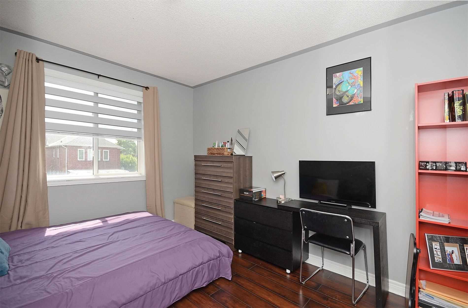 2577 Longridge Cres