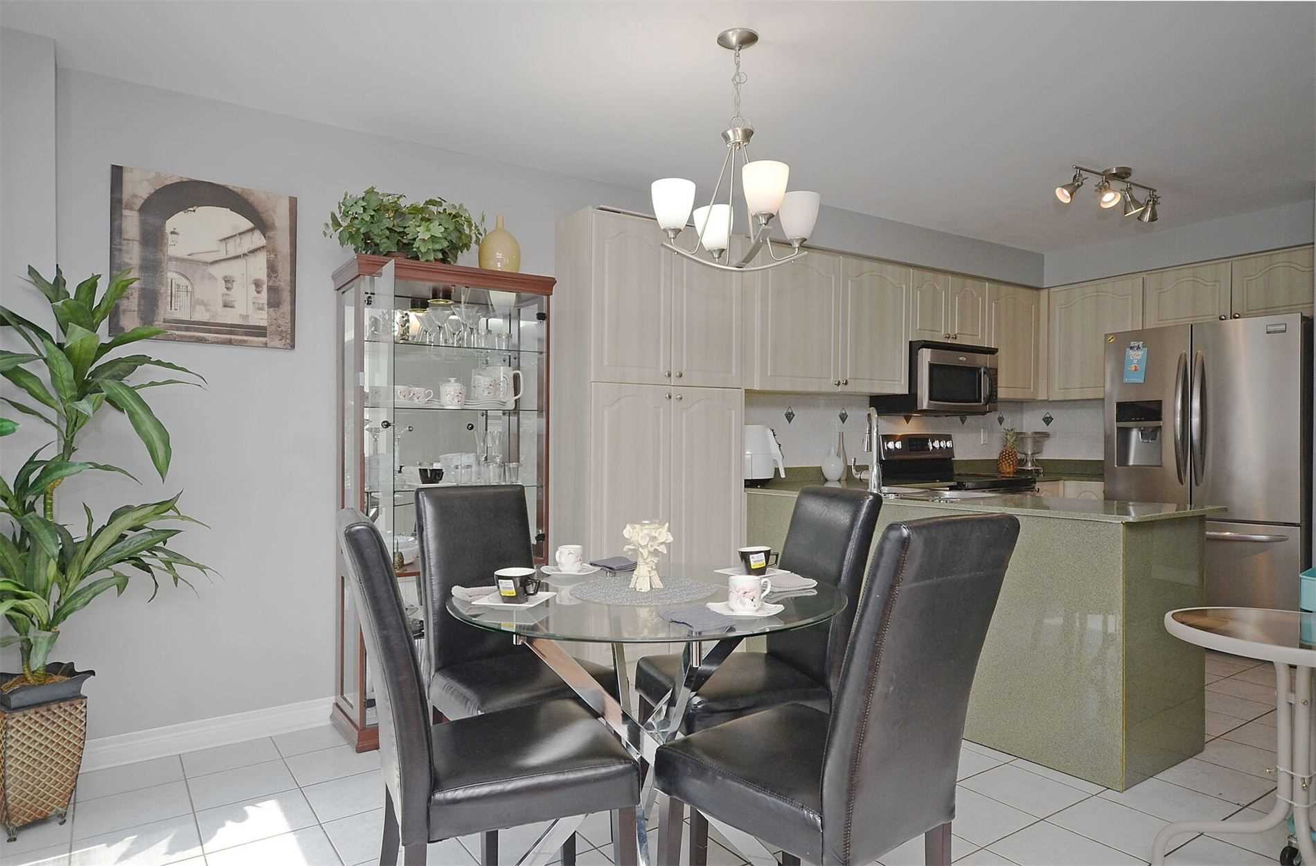 2577 Longridge Cres