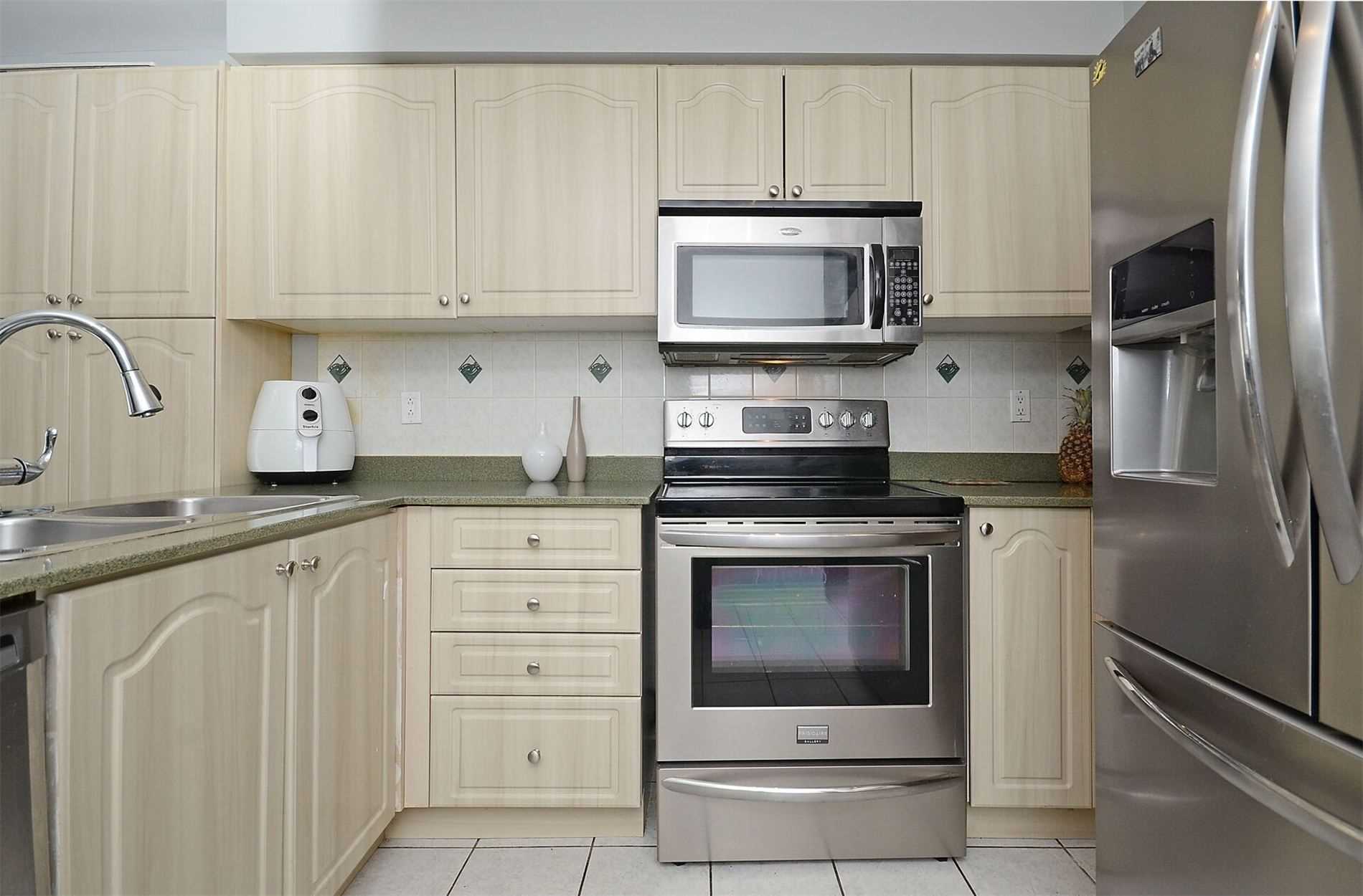 2577 Longridge Cres