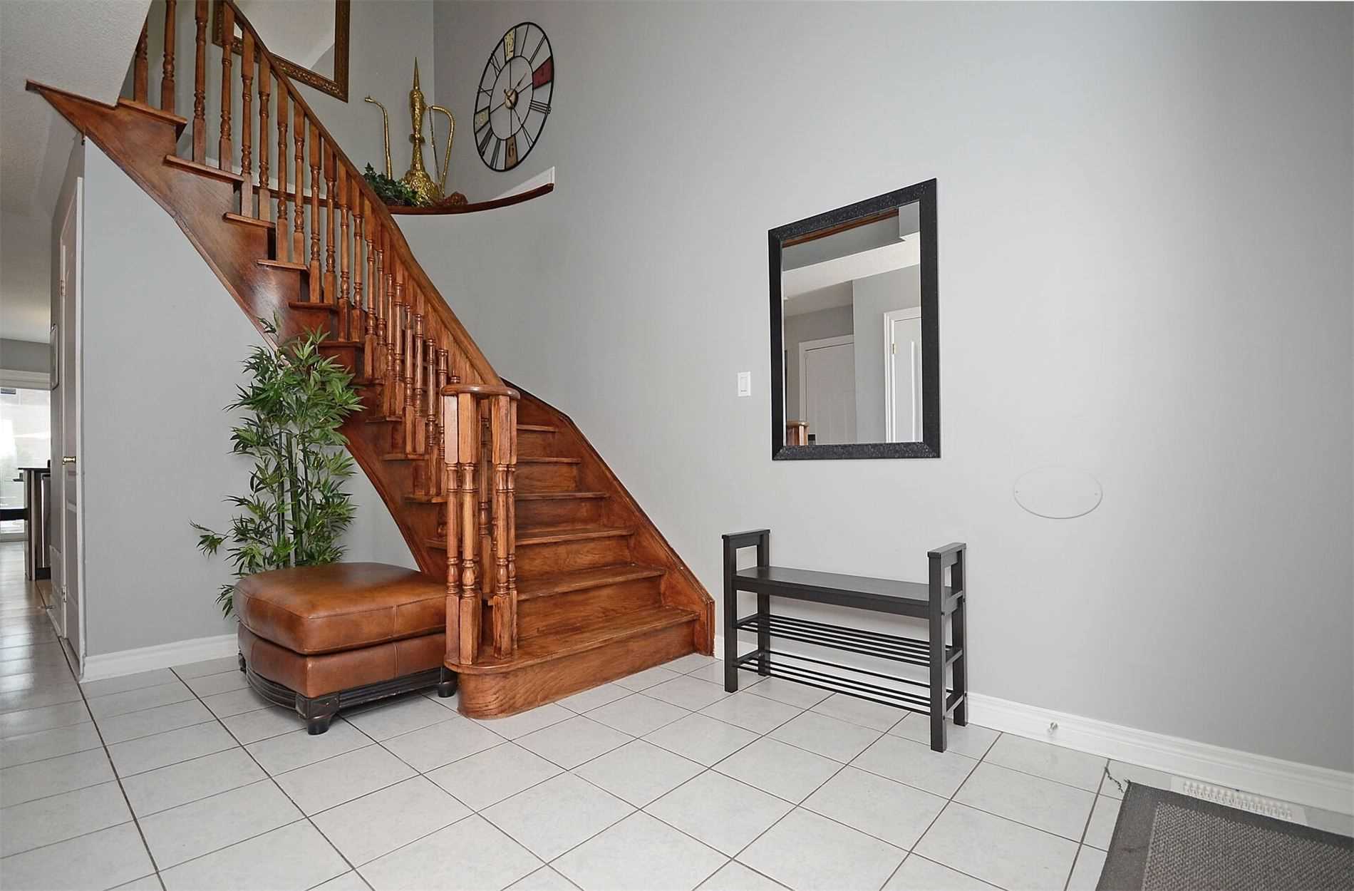 2577 Longridge Cres