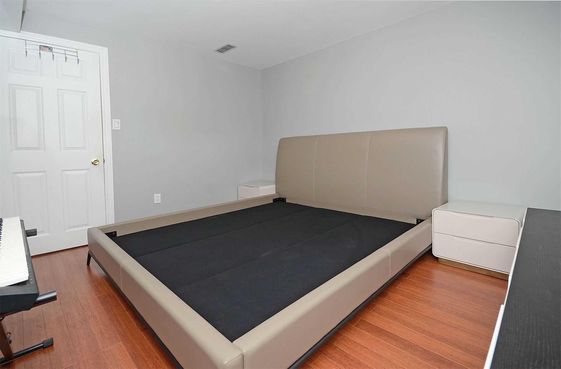 2577 Longridge Cres