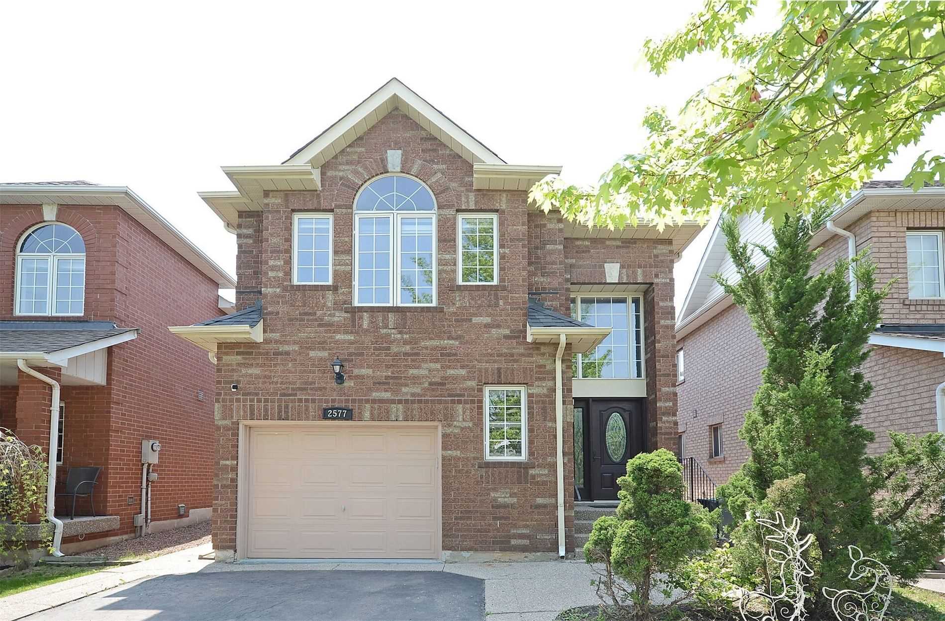 2577 Longridge Cres