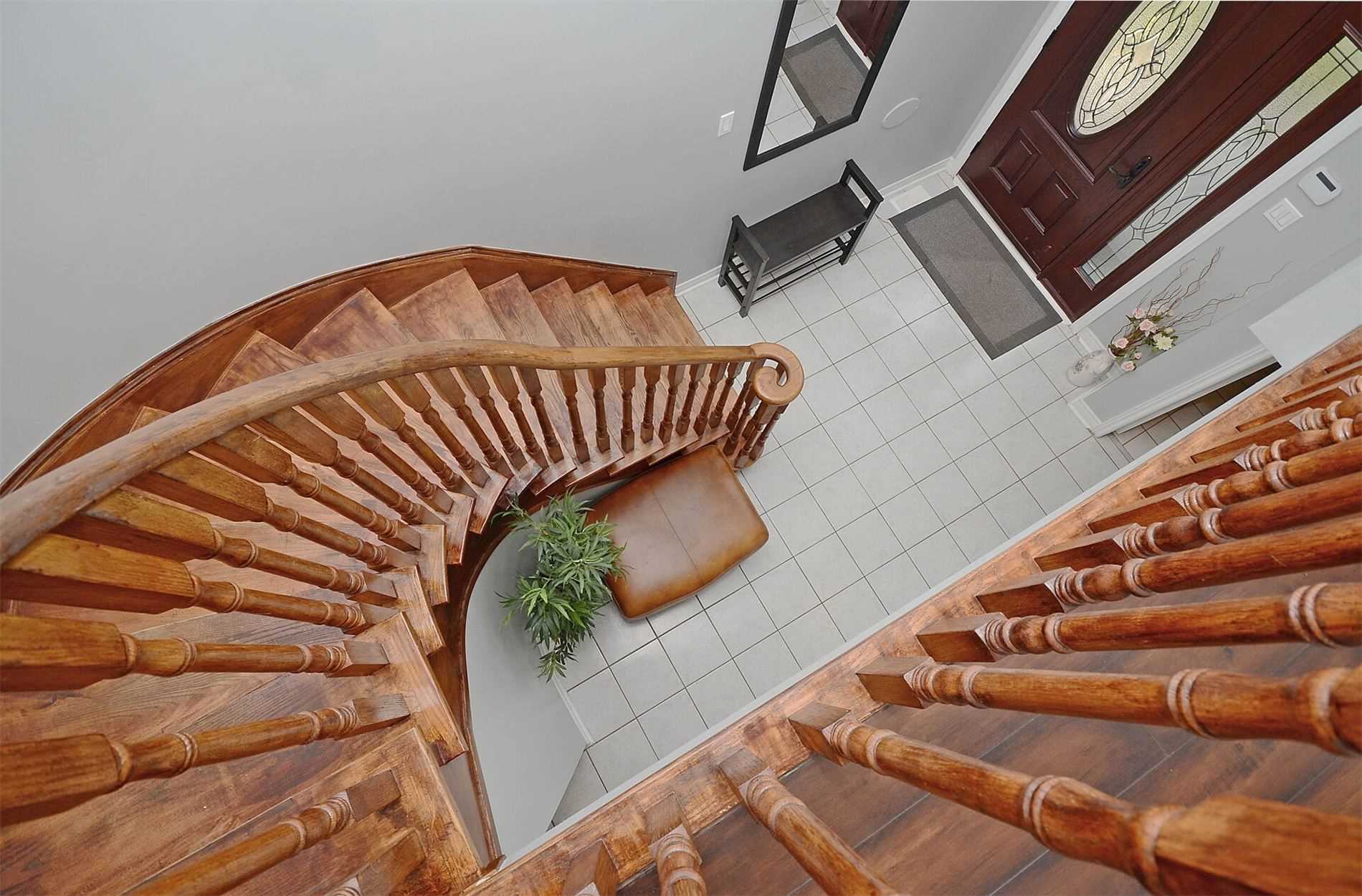 2577 Longridge Cres