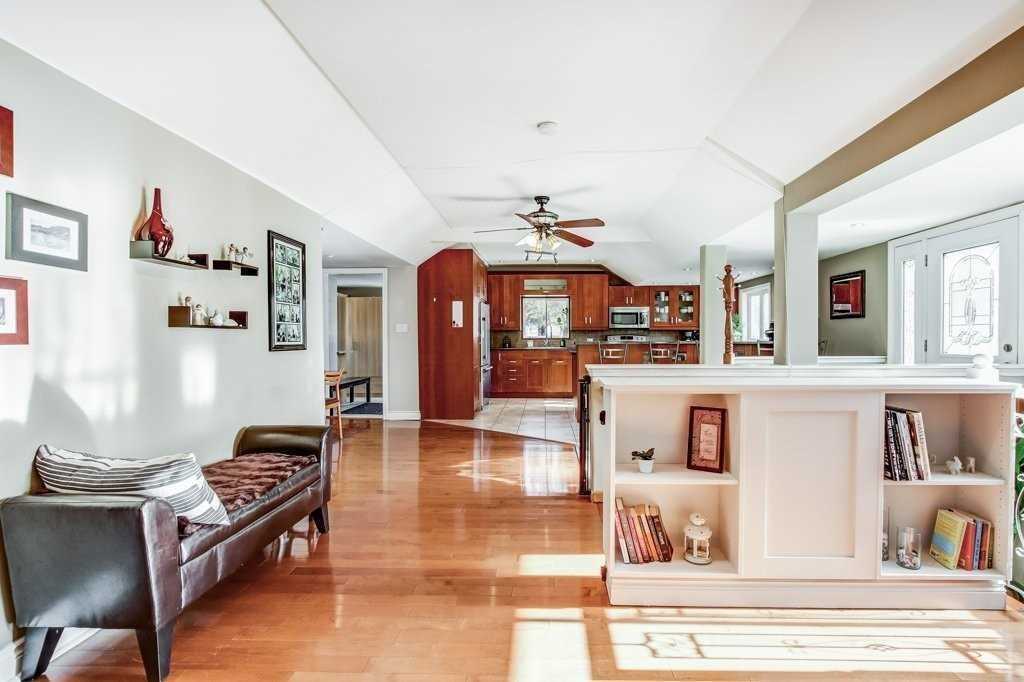 1364 Queen St W