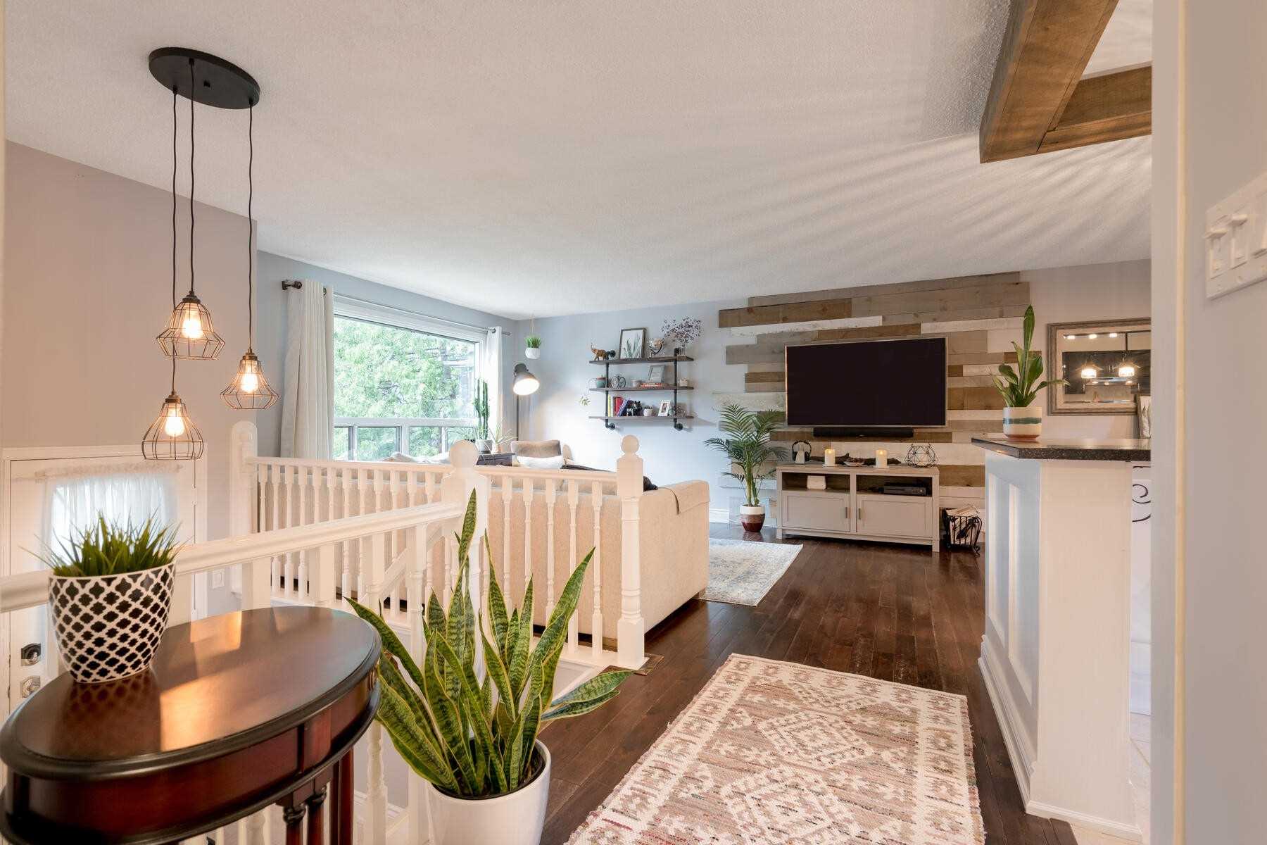 82 Wright Cres