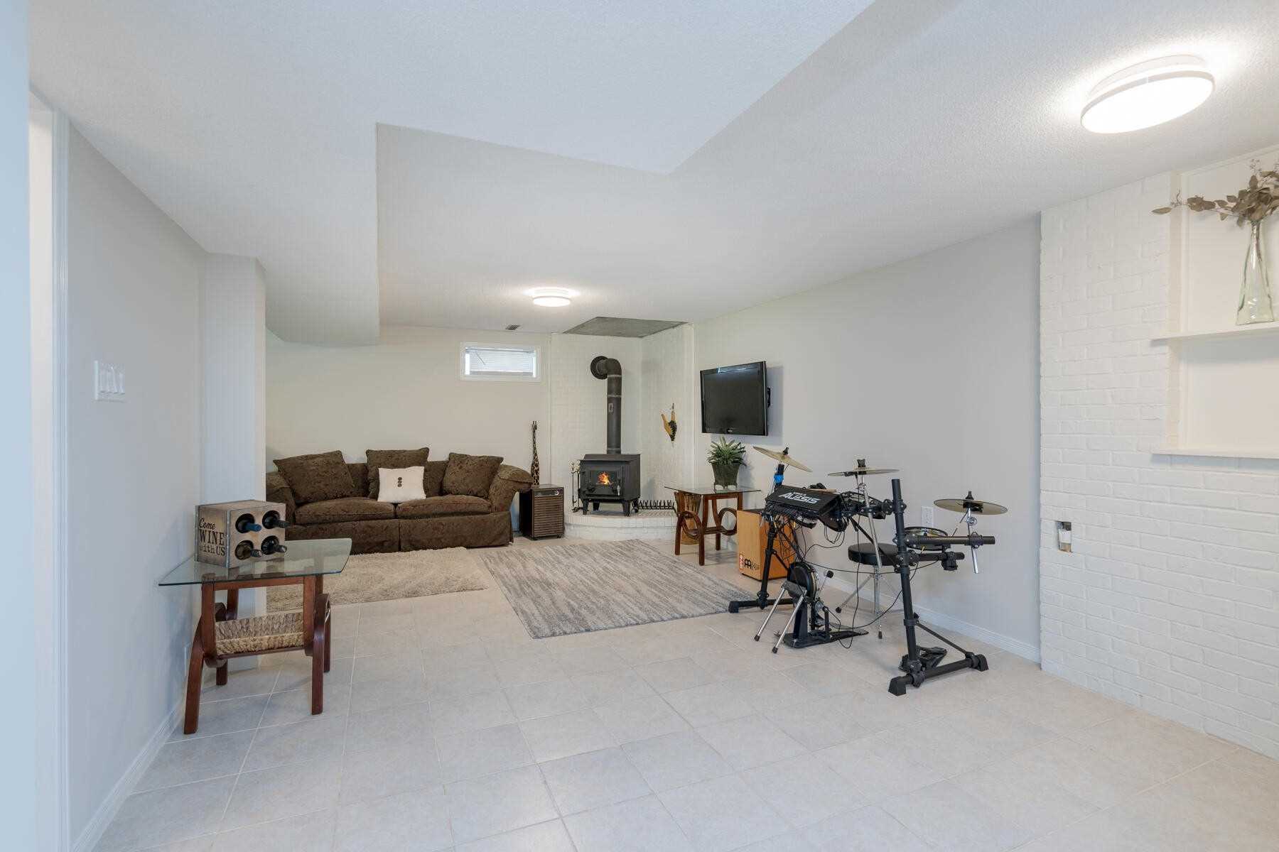 82 Wright Cres