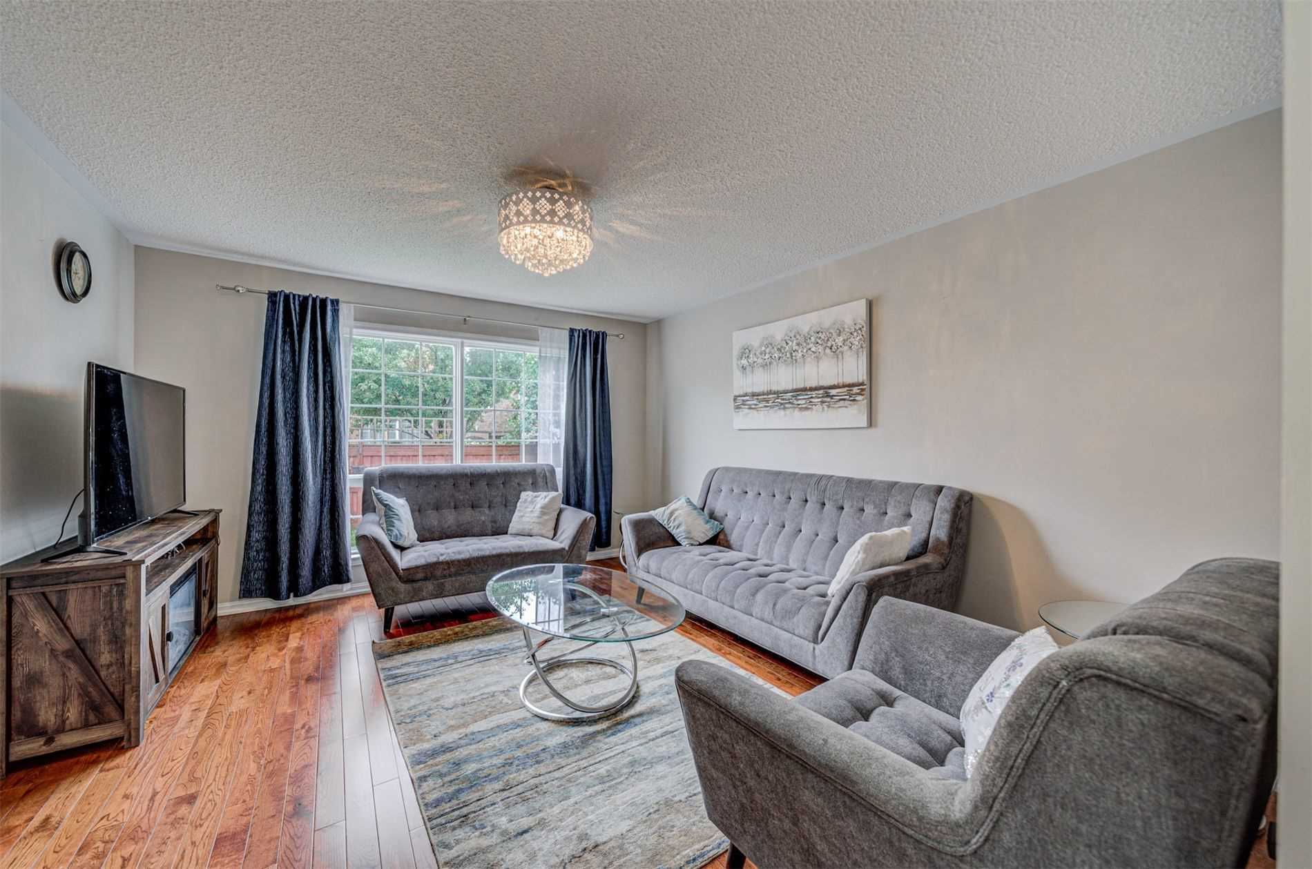 1158 Riddell Cres