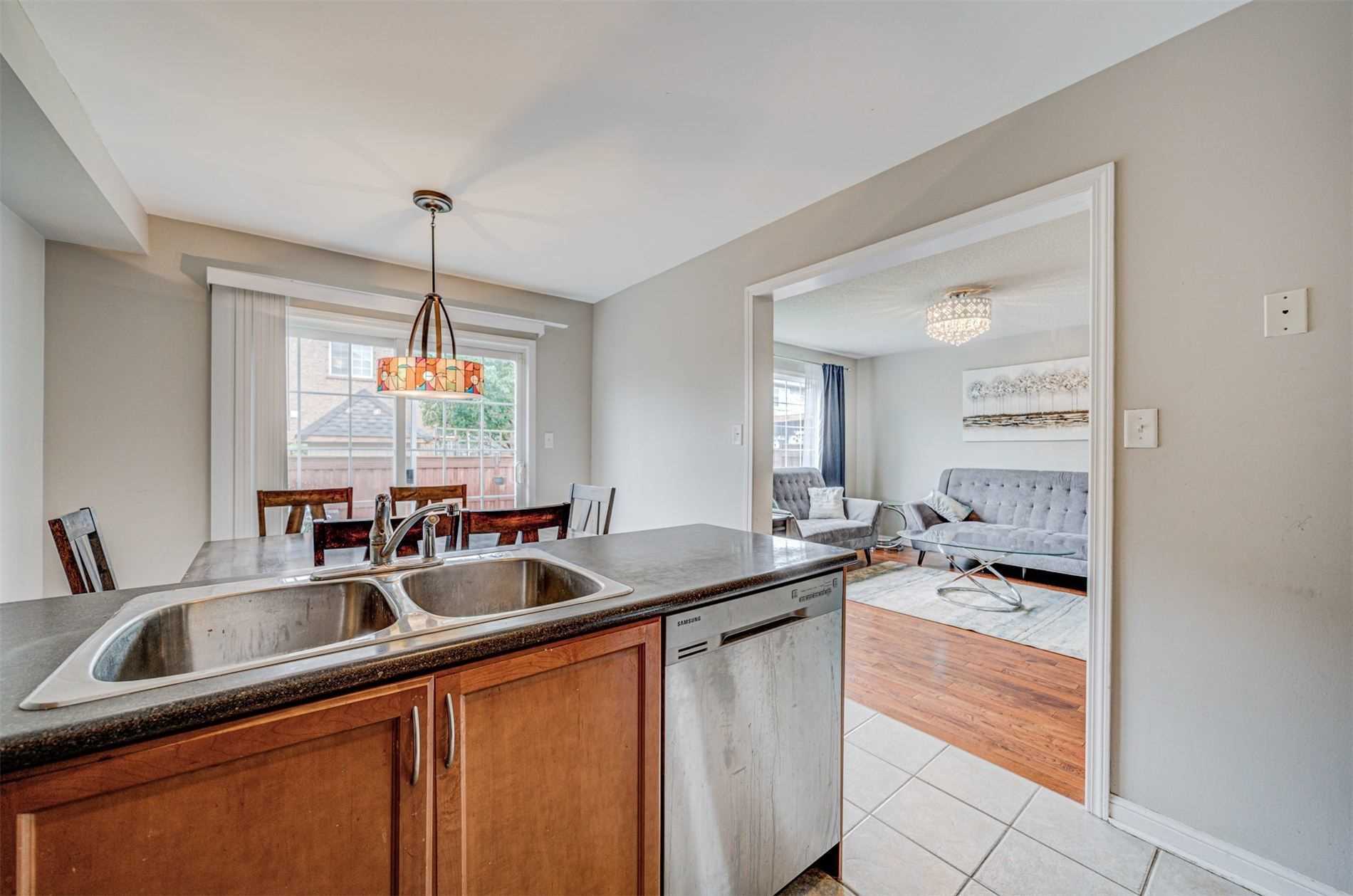 1158 Riddell Cres