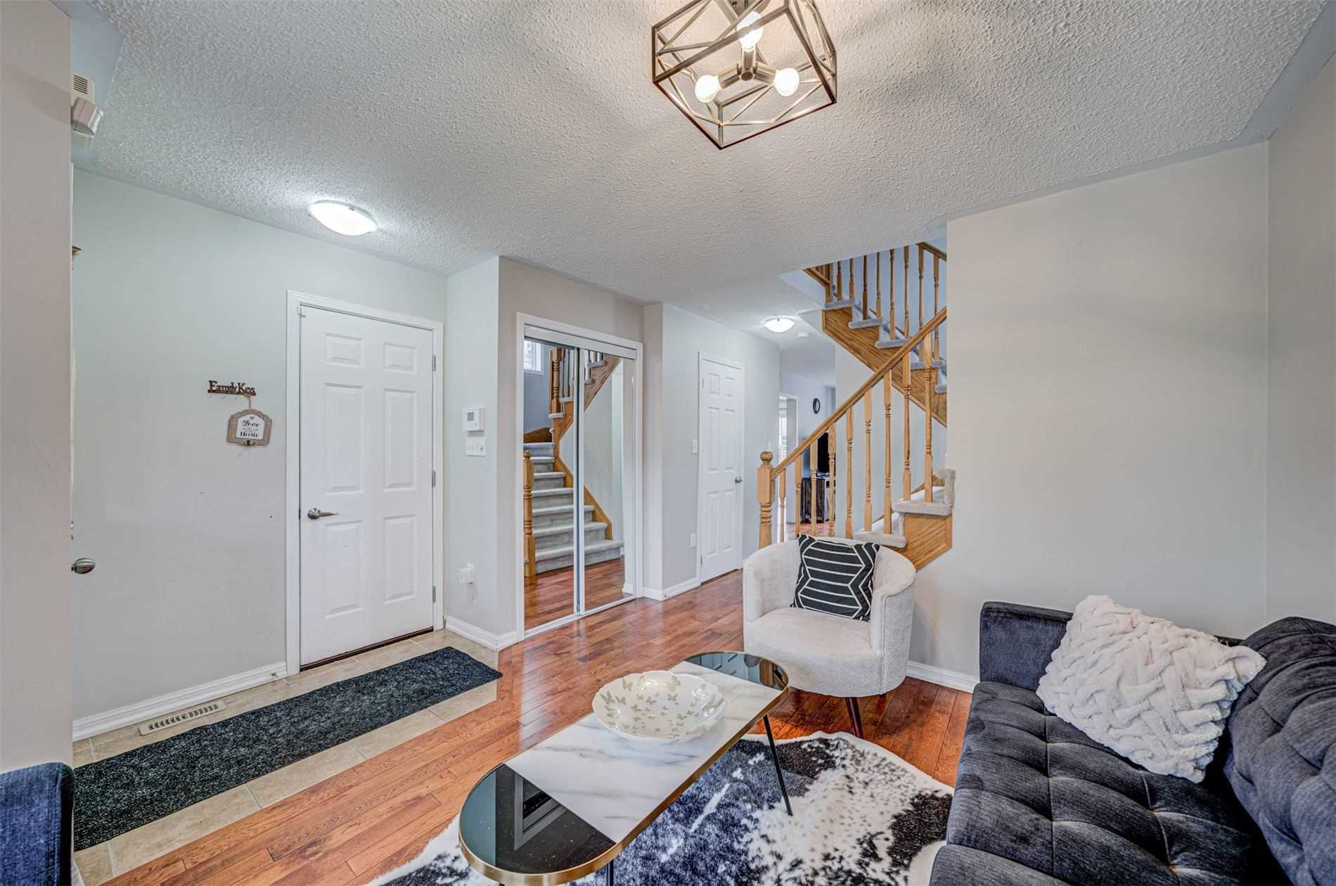 1158 Riddell Cres