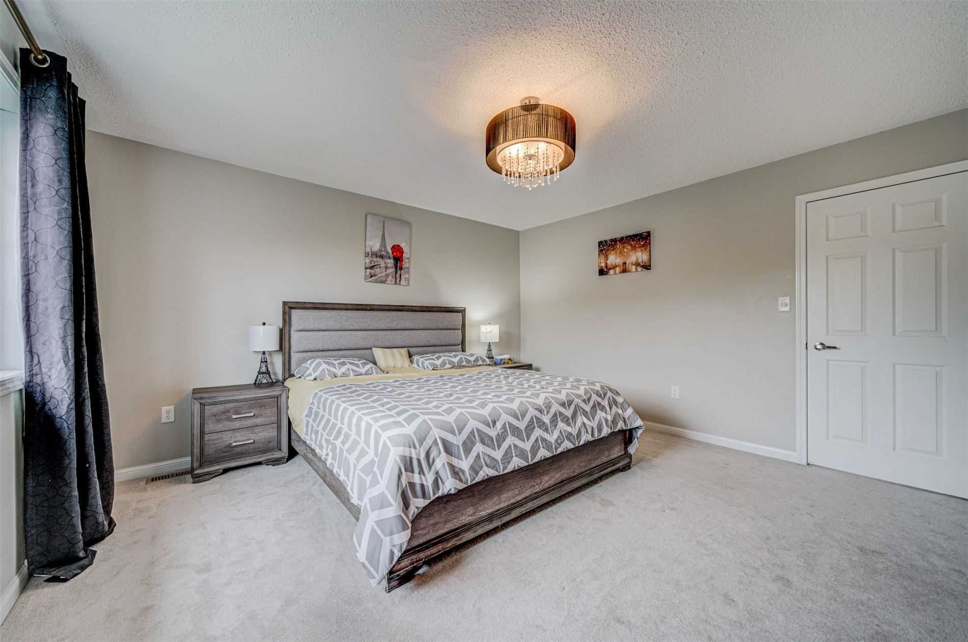1158 Riddell Cres